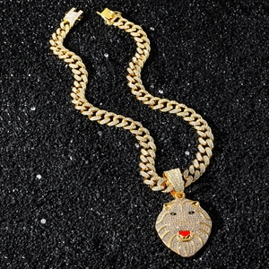Chaîne cubaine dorée hip-hop avec pendentif tête de lion givré sur pierre noire