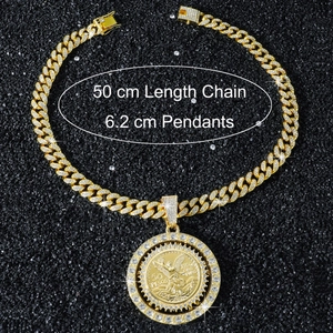 Détail du collier hip hop avec pendentif pièce de 50 pesos et chaîne cubaine de 50 cm