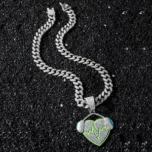 Collier chaîne cubaine glacée avec pendentif casque en forme de cœur et ligne EKG