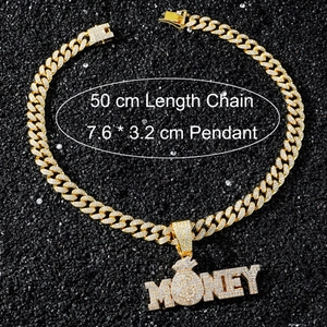 Détails du collier MONEY doré avec pendentif serti et chaîne cubaine de 50cm pour hommes