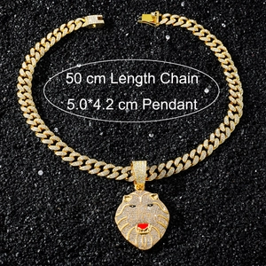 Détail du pendentif tête de lion doré avec strass et dimensions de la chaîne de 50 cm