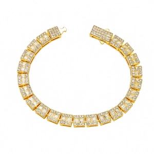 Bracelet hip hop doré avec maillons carrés sertis de cristaux baguette et brillants ronds