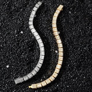 Bracelets tennis hip hop en or et argent avec cristaux carrés sur fond de sable noir