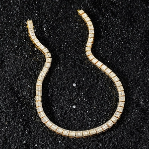 Collier tennis en or hip hop avec zircons carrés sur fond de pierres noires