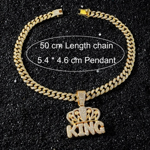 Détail du pendentif couronne KING doré avec strass sur une chaîne cubaine de 50cm