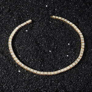 Détail de chaîne hip hop dorée à maillons carrés sertis de zircons cubiques