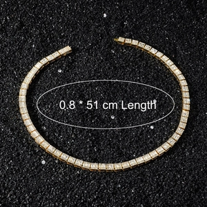 Détail de la chaîne tennis dorée de 0,8 cm avec strass carrés et fermoir classique