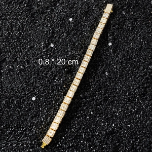 Dettaglio del bracciale hip hop dorato da 8mm con strass quadrati su pietre nere