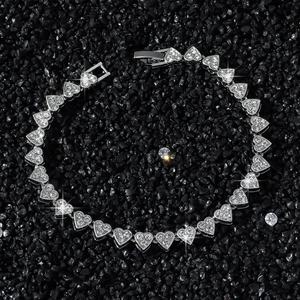 Bracelet chaîne cœur hip-hop argenté avec cristaux blancs sur fond de pierre noire