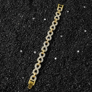 Détail du bracelet infini doré serti de cristaux blancs sur fond de pierre noire
