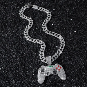 Collier hip hop avec pendentif manette de jeu incrusté et chaîne cubaine argent