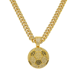 Collier Pendentif Ballon de Football Hip Hop pour Hommes en Alliage de Zinc Strass Style Sportif Avec Maille Gourmette