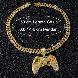 Vue détaillée du pendentif manette de jeu hip hop avec chaîne de 50cm et dimensions