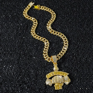 Collier chaîne cubaine dorée avec pendentif poing Get Money 1st et strass