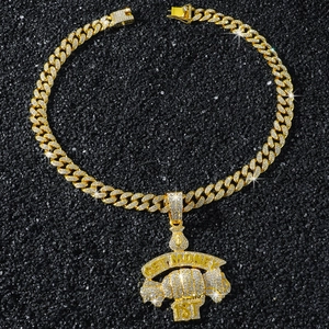 Détail macro de la chaîne cubaine glacée avec pendentif GET MONEY 1ST et pierres