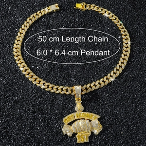 Détail du pendentif hip hop glacé GET MONEY 1ST et chaîne cubaine dorée de 50 cm de long