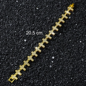 Vue détaillée du bracelet hip-hop doré avec croix et cristaux, longueur 20,5 cm