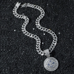 Collier chaîne cubaine serti avec pendentif boussole bleue sur fond de pierre noire