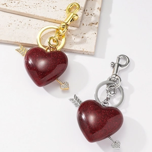 Porte-clés cœur en résine rouge translucide avec flèche en cristal et clip métallique
