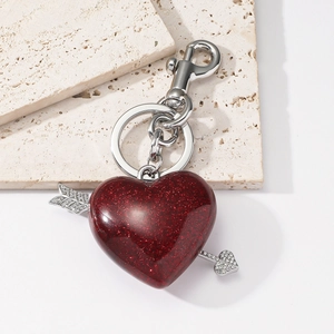 Porte-clés cœur en résine rouge pailletée avec flèche argentée et cristaux brillants