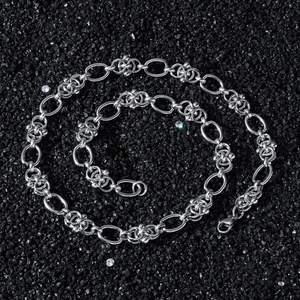 Hip-Hop-Stil Edelstahl Halskette Geometrische Gespleißte Kette Polierte Metallperlen Streetwear Unisex Schmuck Zubehör Silberton