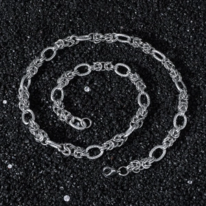 Collier chaîne hip-hop en acier inoxydable pour homme sur fond de pierre noire texturée