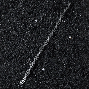 Bracciale a catena vintage in acciaio inossidabile con maglie ovali su sfondo nero