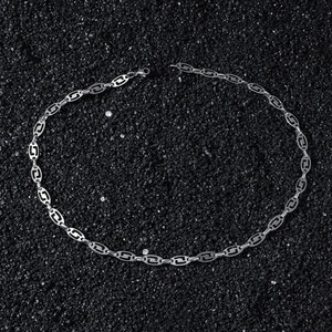Collier hip-hop pour homme en acier inoxydable avec maillons ovales sur fond de gravier
