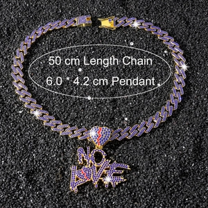 Dettaglio del ciondolo NO LOVE hip-hop con strass blu e catena cubana diamantata