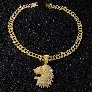 Detaillierte Ansicht des Löwen-Anhängers mit vereister kubanischer Kette in Gold-Optik