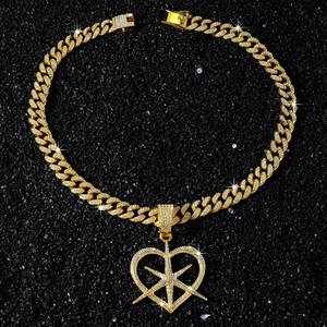 Détail macro du pendentif coeur en or glacé avec étoile sur chaîne cubaine