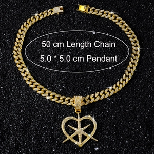 Vue rapprochée de la chaîne cubaine hip hop avec pendentif coeur et motif étoile