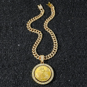 Collier chaîne cubaine dorée avec pendentif pièce Liberty rotative et pierres de zircon