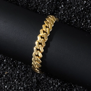 Bracelet Cubain doré pour homme avec fermoir serti de zircons et maillons en losange