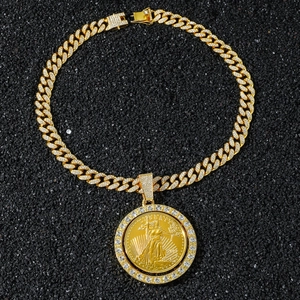 Détail du pendentif Liberty serti de zircons dorés sur une grosse chaîne cubaine