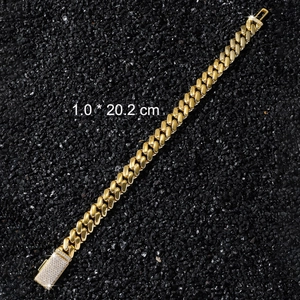 Détail d'un bracelet gourmette doré avec boucle en diamant et étiquette de 20,2 cm