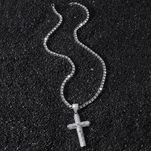 Iced Out Hip-Hop-Kreuz-Halskette mit funkelnden Zirkonia auf einer Tennis-Kette