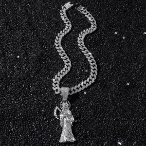 Collier Santa Muerte argenté avec chaîne cubaine et zircons sur sable de cristal noir