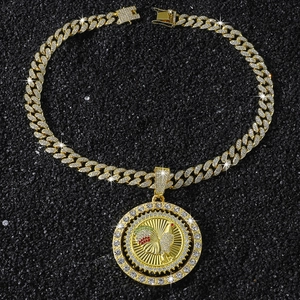 Détail macro du pendentif coq givré sur une chaîne cubaine dorée de style hip hop