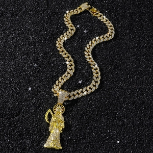 Collier hip hop homme doré avec pendentif Santa Muerte incrusté de zircons blancs