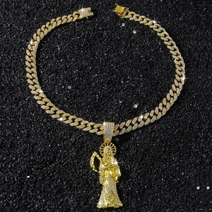 Vue macro du pendentif Santa Muerte style hip hop avec pierres de zircone cubique