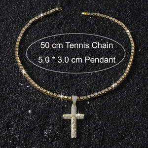 Nahaufnahme von Kreuzanhänger und 50cm Tennis kette mit 5,0x3,0cm Größenangaben
