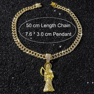 Détails du pendentif de la Faucheuse hip-hop avec une chaîne cubaine de 50 cm de long
