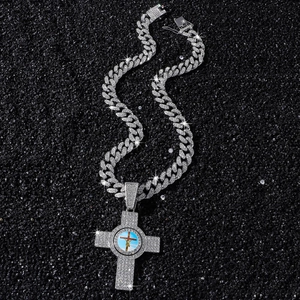 Zilveren Cubaanse schakelketting met diamanten Jezus-kruishanger op zwarte zandachtergrond