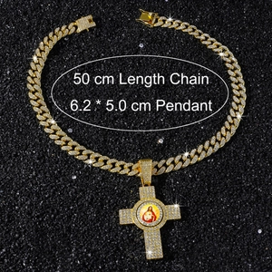 Nahaufnahme der goldenen Kreuzkette mit Zirkonia, Jesus-Ikone und 50cm langer Gliederkette
