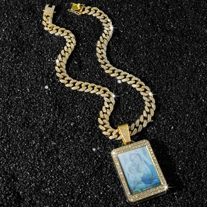 Collier hip-hop doré avec pendentif médaillon carré et chaîne cubaine sur pierres noires