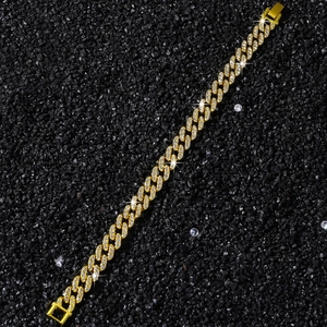 Macro del bracciale a catena cubana a rombi dorati da 9mm con pavé di diamanti brillanti