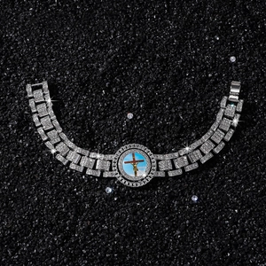Bracelet chaîne hip hop argent avec médaillon croix glacé sur fond de pierre noire