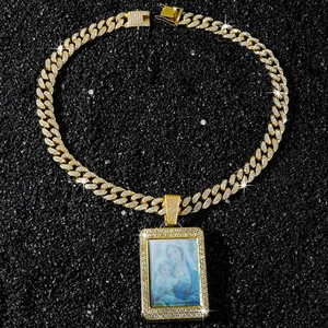 Gros plan d'un collier chaîne cubaine dorée avec pendentif religieux Vierge Marie