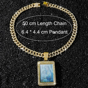 Détail d'une chaîne cubaine dorée de 50cm avec un pendentif Vierge Marie 6,4x4,4cm